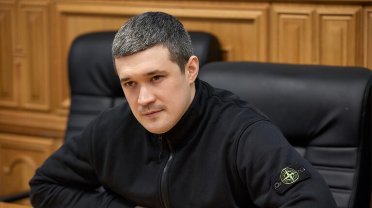 Міністр Михайло Федоров анонсував часткове звільнення військових, де указ президента переважає контракти.