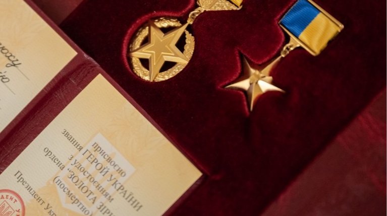 Президент Володимир Зеленський нагородив дев'ятьох Героїв України, вісьмом із них — посмертно.
