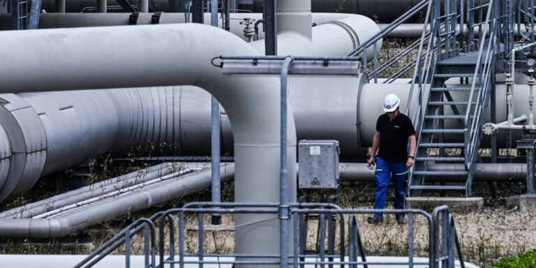 Євросоюз запроваджує поетапну заборону російського газу. Від короткострокових контрактів до повного ембарго. Газпром зазнає збитків.
