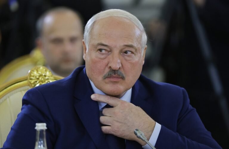 Лукашенко виправдовується: Білорусь слабка, воювати не буде. Диктатор перепросив Зеленського за свої різкі слова. Злякався 500 цілей.