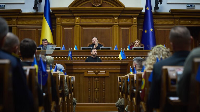 Зображення президента України на тлі результатів опитування КМІС щодо розподілу влади.
