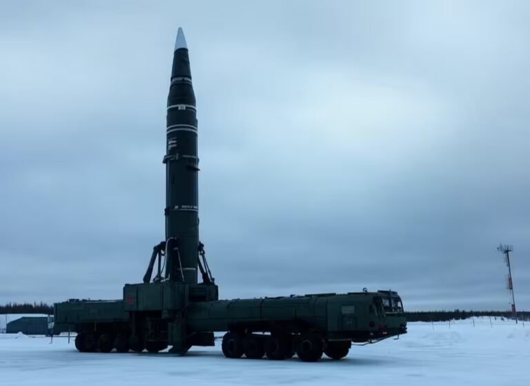 Ракети "Орєшнік" летять криво через совкові запчастини та путінський тиск. Кремль бреше про "випробування".