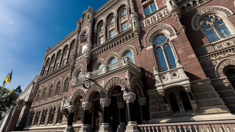 Голова НБУ Андрій Пишний на фоні логотипу Національного банку, обговорюючи "глибинне очищення" страхового ринку.