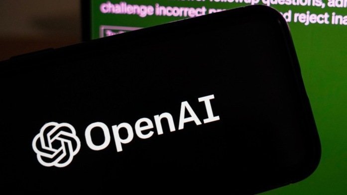 Логотип OpenAI на тлі новин про фінансові збитки та підготовку до IPO
