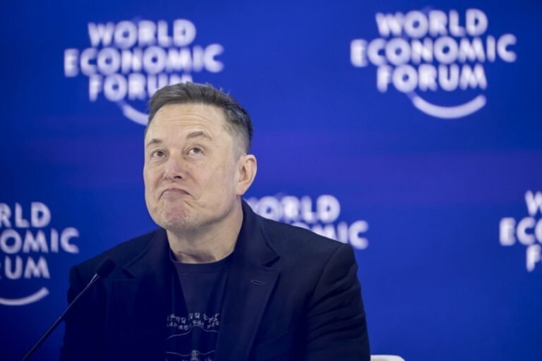 Ілон Маск, голова SpaceX, на тлі падаючих графіків та зростаючих облігацій, що символізують обвал ринкової вартості компанії.