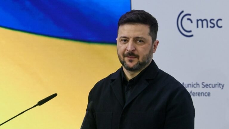 Президент Володимир Зеленський пригрозив Москві "палаючою" відповіддю та закликав тиснути на Путіна і росіян за агресію.