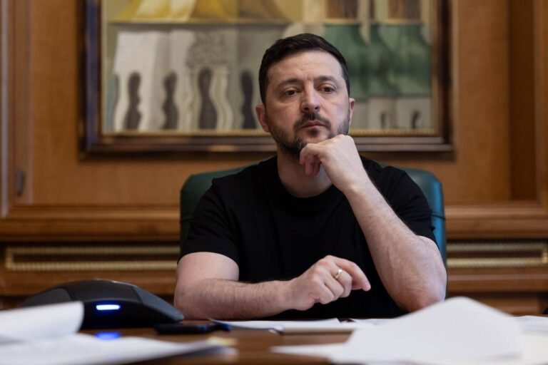 Українські посадовці намагаються врегулювати скандал з польським орденом Зеленського на тлі виборчих ігор.