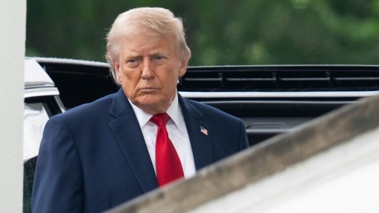 Дональд Трамп вимагає угоди від Росії, кличе Зеленського. Європа у паніці: Дональд може зірвати їхні стратегії тиску.