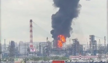 Дрони атакували Москву, влучивши у найбільший НПЗ. Зеленський підтвердив удар: це примус РФ до миру.