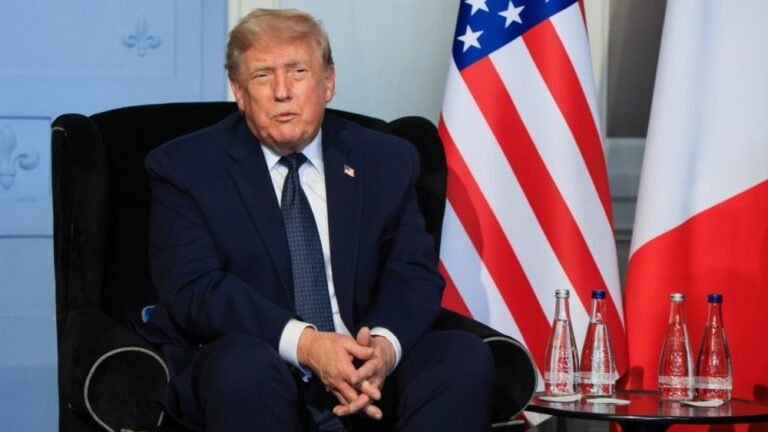 Дональд Трамп розмірковує над відновленням санкцій проти російської нафти.