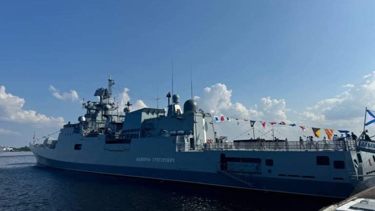 Російський фрегат 'Адмірал Григорович' стріляє по британській яхті в Ла-Манші, Кремль обходить санкції.