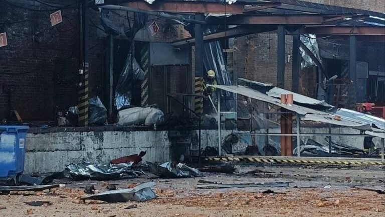 Російський удар по терміналу Нової пошти в Сумах: пошкоджено 13 000 посилок на 42 млн грн.