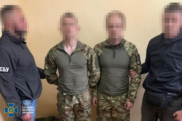 Київ: затримання двох терористів ФСБ, які планували підрив адмінбудівлі. Один – дезертир, інший – маркетолог. Спіймали під час втечі.