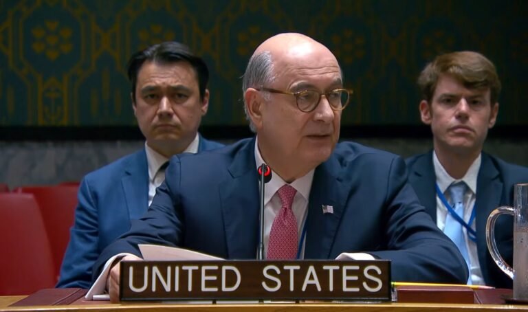Заступник постійного представника США при ООН Ден Негря під час засідання, де обговорювались мирні переговори з Росією.