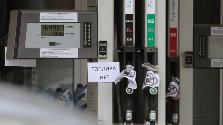 Московський нафтопереробний завод вилетів з ладу після влучних ударів. Кремль готується до паливної кризи.