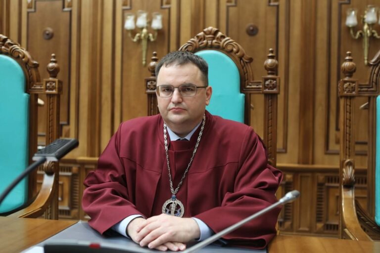 Фото Юрія Барабаша, судді Конституційного суду, який обґрунтував повернення Конституції 1996 року.