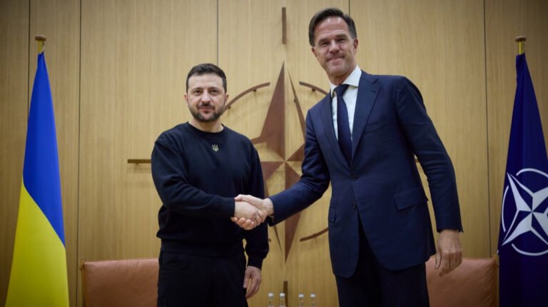 Президент Зеленський на засіданні "Рамштайну" поряд з Генсеком НАТО Марком Рютте, анонсуючим нові мільярди допомоги Україні.