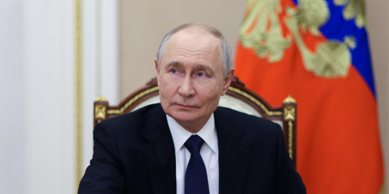 Диктатор Путін на тлі падіння рейтингу через українські атаки та безпорадність Кремля.
