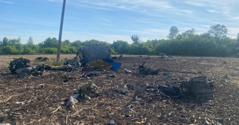 ДБР звітує про авіакатастрофу Су-24М на Хмельниччині, де загинули пілоти. Розслідування триває, нові подробиці.