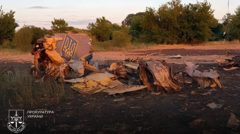 ДБР грає в розслідування падіння Су-24М. Пілоти загинули, а «чорна скринька» ще мовчить. Винні, як завжди, невідомі.