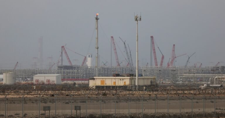 Наслідки потужного вибуху на заводі СПГ QatarEnergy в Рас-Лаффані, Катар, десятки жертв.