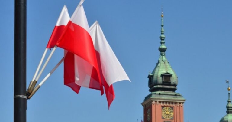 Польща пояснює, чому скандальний орден залишився у диктаторів і союзника Кремля, але відібраний у Зеленського. Іронічний опис політичного скандалу.