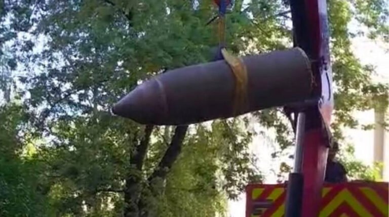 Поліція Києва: бойова частина ракети, знайдена біля багатоповерхівки.