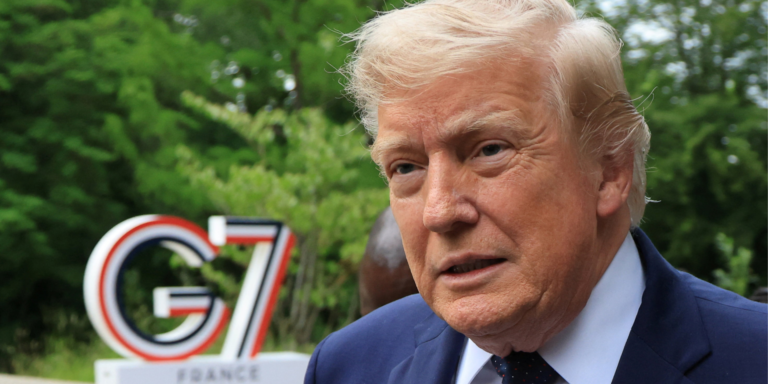 Дональд Трамп, заявляючи про непричетність США до війни, на саміті G7 зустрічається з Володимиром Зеленським.