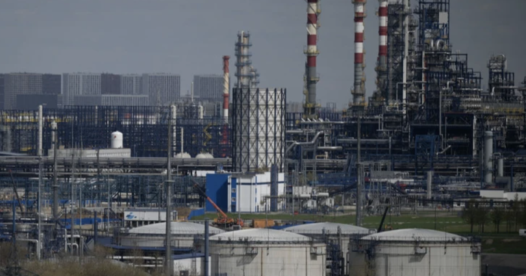 Зупинений Московський НПЗ після атаки українських дронів, який забезпечує Москву паливом.