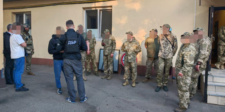 Фотографія, що ілюструє викриття ДБР жахливої схеми катувань та грабежу в одеському ТЦК заради мобілізації.
