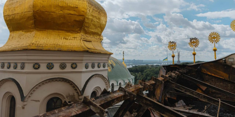 Президент Швейцарії Гі Пармелін та Володимир Зеленський обговорюють відновлення Києво-Печерської лаври після російської атаки.