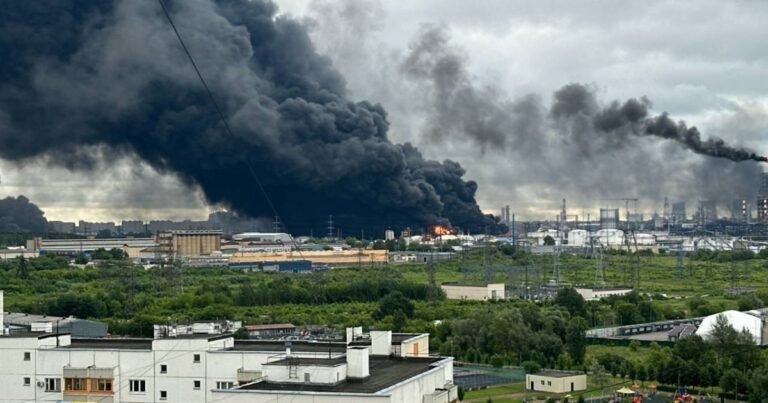 Московський НПЗ палає після ударів України.
