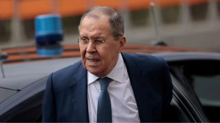 Міністр Лавров погрожує "всім комплексом заходів" за Білорусь, звинувачуючи Київ у втягуванні Мінська у війну.