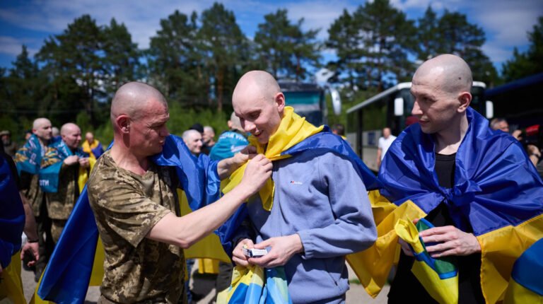 Фотографія українських захисників, які повернулися з полону, символізуючи визволення 160 своїх. Попереду – відновлення.