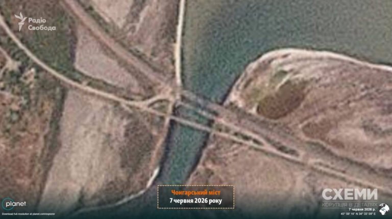 На супутникових знімках Planet Labs видно наслідки ураження Чонгарського мосту, окупанти розгорнули понтонну переправу.