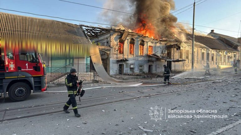 Наслідки атаки дронів на Запоріжжя: зруйновані будинки, загиблі та поранені, серед яких дитина.