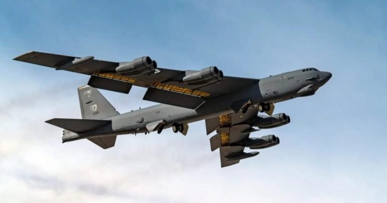 Розбитий американський стратегічний бомбардувальник B-52 у Каліфорнії, вісім загиблих.