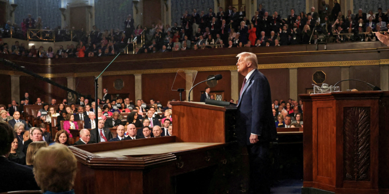 Президент США Дональд Трамп на тлі падіння довіри до республіканців та зростання популярності демократів.