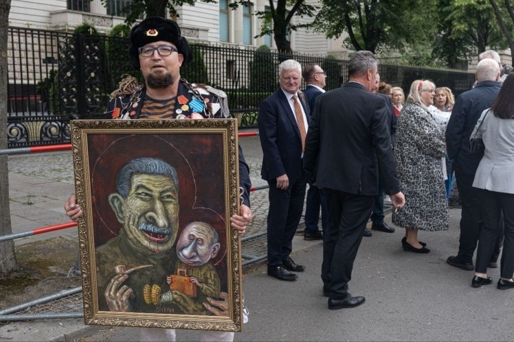 Російського художника, критика Кремля та України, застрелили в Польщі. Підозрюваного затримано.