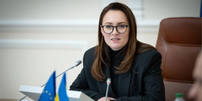 Кабмін України обіцяє зростання зарплат та ВВП, підтримуючи ветеранів, з опорою на зовнішні фінансові гарантії.