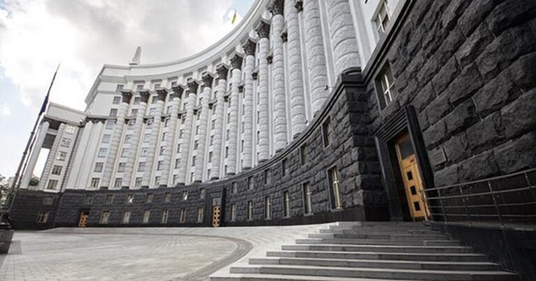 Уряд визначив пріоритети бюджетної декларації з двома сценаріями: війна або мир, прогнозуючи ослаблення гривні, зростання боргів та інфляції.