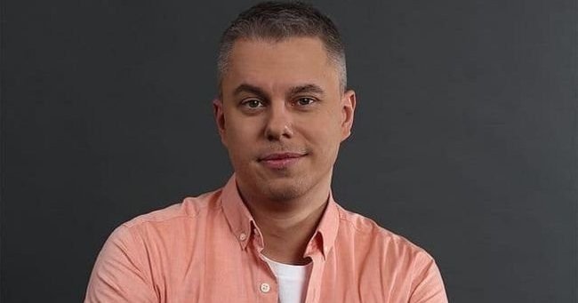 Український телеведучий Андрій Доманський з російським паспортом на тлі відпочинку в ОАЕ.