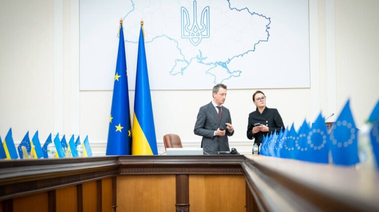 Кабмін затвердив бюджетну декларацію, долар по 51,5, мінімалка зростає.