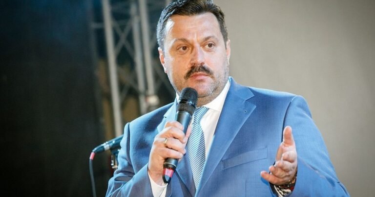 Екснардеп Андрій Деркач, засуджений за держзраду та збагачення, втік до РФ.