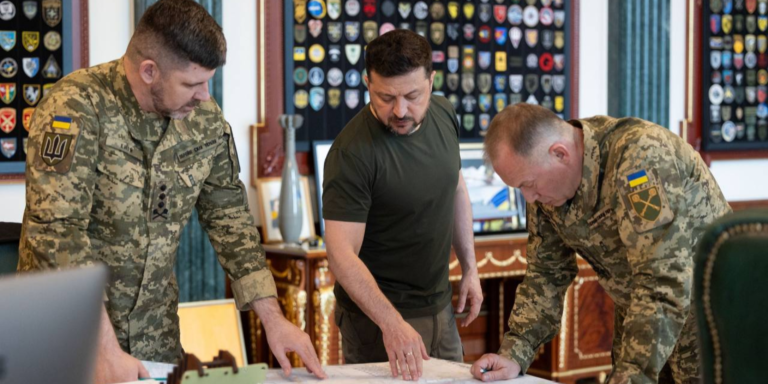 Майор ЗСУ Андрій Ткачук розкрив безглуздя ситуації навколо призначення міністра оборони. Президент сам обирає команду, але затягує з рішенням.
