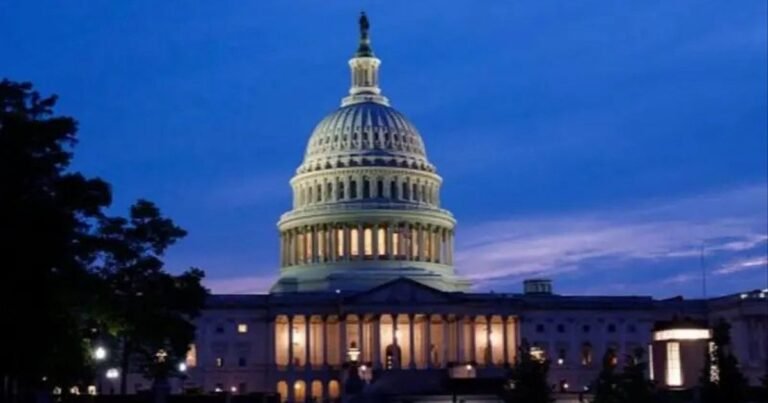 Американські сенатори обговорюють нові санкції проти Росії, націлені на Кремль.
