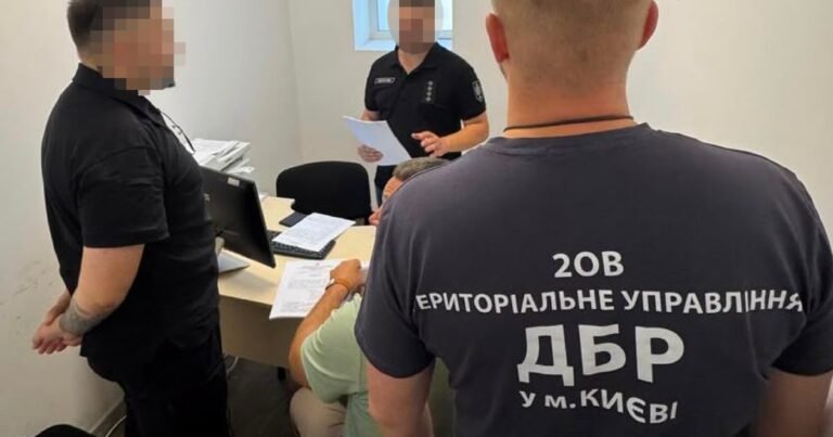 Викриття схеми зміни даних в реєстрі «Оберіг» за гроші для ухилянтів у Києві.