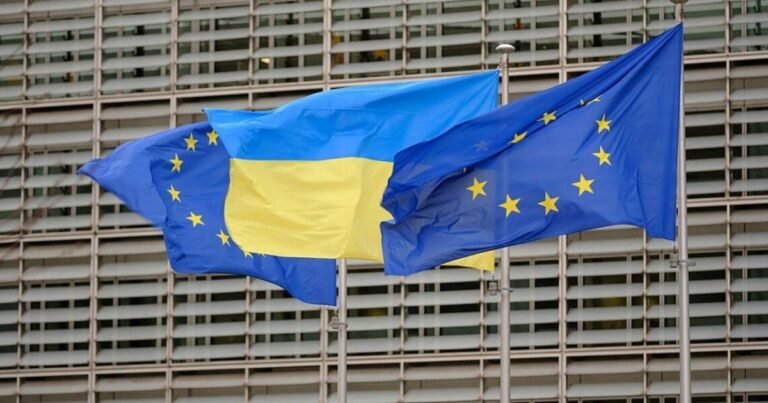 Прем'єр-міністр України Сергій Корецький оголошує про черговий транш від ЄС для оборони та потреб країни.