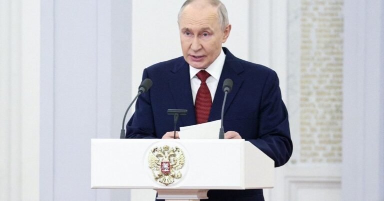 Російський диктатор Володимир Путін виступає, обговорюючи пріоритет військових витрат, скорочення цивільних програм та зростання державного боргу, при цьому звинувачуючи Захід у русофобії.