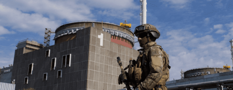 Росіяни мілітаризували найбільшу АЕС Європи. Всюди зброя, персонал під тиском. Міжнародні спостерігачі обмежені. Екологічна катастрофа близько.